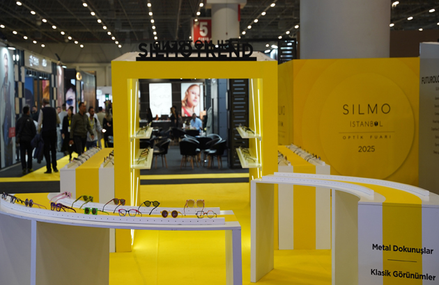  850’nin üzerinde yerli ve global markanın 2026 yılı trend gözlükleri görücüye çıktı  Türkiye’de ilk kez sanal gerçeklik ile göz numarası ölçülüyor!  Optik endüstrisi Silmo İstanbul Fuarı’nı 12’nci kez gözüne kestirdi   Optik dünyasının geleceğini şekillendiren Uluslararası Silmo İstanbul Optik Fuarı, bu yıl 12’nci kez katılımcı ve ziyaretçilerine İstanbul Fuar Merkezi’nde (İFM) kapılarını açtı. 25.000 metrekarelik alanda yerli ve yabancı 170 firmanın birbirinden özel ürünlerinin sergilendiği fuarın bu yıl 12 bini aşkın ziyaretçiyi ağırlaması bekleniyor. ‘Gözlüğe Dair Her Şey” sloganıyla Yerli ve global 850’yi aşkın markanın 2026 yılı trend gözlüklerinin sergileyeceği Fuar 22 Kasım Cumartesi gününe kadar katılımcı ve sektör profesyonellerine ev sahipliği yapacak. Optik endüstrisinin önde gelen marka ve temsilcilerini bir araya getiren 12. Uluslararası Silmo İstanbul Optik Fuarı, ziyaretçilerini ağırlamaya başladı. Sektörün kalbinin attığı fuar bu yıl yerli ve yabancı 170 firmaya ev sahipliği yapıyor. 24Saat Fuarcılık A.Ş. tarafından T.C Ticaret Bakanlığı, T.C Ekonomi Bakanlığı, T.C Sağlık Bakanlığı, TOBB Türkiye Odalar Borsalar Birliği (TOBB), İstanbul Ticaret Odası (İTO). Türk Optisyen-Gözlükçüler Birliği (TOGB) ve Türkiye Gözlük Sanayicileri Derneği’nin (TGSD) iş birliği ve desteği ile düzenlenen fuar, 25 yıllık Türkiye Optik sektöründeki tecrübesiyle, 2013 yılından beri Türkiye’deki tek optik sektör buluşması olma özelliğini taşıyor. Uluslararası optik endüstrisinin en prestijli buluşmalarından biri olan Uluslararası İstanbul Optik Fuarı, 5, 6 ve 7’nci salonlarda toplam 25.000 metrekarelik alanda düzenleniyor. Dünyanın en büyük ilk 5 sektör buluşmasından birini oluşturuyor Küresel ölçekte bir iş ve bilgi platformu haline gelen Uluslararası Silmo İstanbul Optik Fuarı, Türkiye’nin stratejik konumu sayesinde Avrupa, Orta Doğu, Kuzey Afrika ve Orta Asya’dan profesyonelleri yeniden bir araya getirdi. Dünyanın en büyük ilk 5 optik sektör buluşmalarından biri olan fuarda bu yıl yerli ve global 850’yi aşkın marka yer alırken; Ortadoğu, Kuzey Afrika ve Rusya başta olmak üzere dünyanın dört bir yanından yabancı ziyaretçi bekleniyor. Yerli üreticiler, ithalatçılar ve distribütörlerin yer aldığı fuarda 2026 yılına ilişkin yeni sezon ürünler tanıtılacak. Fuarın en dikkat çekeni ise pırlantayla döşenmiş, altınla kaplanmış birbirinden özel gözlükler. Bunların yanı sıra metal gözlüklerden klasiklere, renkli çerçevelerden başta İtalyan ve Fransız olmak üzere dünyanın birçok ünlü markasının gözlükleri de yine ziyaretçilerin beğenisine sunuluyor. Türkiye’de ilk kez sanal gerçeklik ile göz numarası ölçülüyor Ziyaretçiler ayrıca Trend Forum alanında çevre koleksiyonları, yenilikçi materyaller, çevre dostu üretim süreçleri ve dijital tasarımlı gözlük koleksiyonlarını keşfetme imkanı buluyor. Optik sektöründeki tasarım ve trend vizyonunu ortaya koyan Silmo Next / Trend Forum alanı bu yıl daha interaktif ve çok boyutlu bir yapıya kavuştu. Moda ve teknolojiyi harmanlayan tematik koleksiyonlar, sanal gerçeklik uygulamaları ve sürdürülebilir materyallerle üretilmiş yenilikçi ürünler, ziyaretçilere ilham verirken gelecek projeksiyonu sunuyor. Bunun kapsamda “Futurology” alanında ziyaretçiler Türkiye’de ilk kez sergilenen sanal gerçeklik uygulamasıyla geleceğin optik dünyasında yer alan, sürdürülebilir üretim ve teknolojik yenilikleri deneyimliyor. WR gözlük sayesinde özel olarak kurgulanmış bir hikaye izleyen ziyaretçilerin aşağı, yukarı, sağa ve sola hızlı bakışıyla göz hareketlerini takip edilerek, göz numaraları tespit ediliyor. Bir nevi göz haritasının çıkarıldığı bu uygulama sayesinde kişiye özel gözlük camı da tasarlanmış oluyor. Aynı alanda ayrıca ayna yardımıyla da ziyaretçilerin gözlük camı ölçüsü belirlenebiliyor. Aynanın ziyaretçileri yönlendirmesiyle gözlerdeki hızlı hareket kabiliyeti takip edilerek, kişiye en uygun gözlük camı tasarlanıyor. ‘Silmo İstanbul Akademik’ ile öğrenciler mesleklerine dair bilgi edinecek, Silmo Award İstanbul’da yerli üretici desteklenecek Bu yıl içeriği daha da genişletilen Silmo İstanbul Akademik, fuar süresince düzenlenecek seminer ve panellerle sektörün bilgi altyapısını güçlendirmeyi hedefliyor. Alanında uzman yerli ve yabancı akademisyenlerin, sektör profesyonellerinin ve araştırmacıların katılımıyla gerçekleşecek oturumlar; yapay zeka, dijitalleşme, sürdürülebilirlik ve müşteri deneyimi gibi konularda derinlemesine tartışmalara sahne olacak. Aynı zamanda genç profesyoneller ve optisyenlik öğrencileri için de özel içeriklerle geleceğin liderlerini yetiştirme vizyonunu pekiştirecek. Fuarın ikinci günü gerçekleştirilecek Silmo Award İstanbul’da ise bir yandan yerli üreticilerin desteklenmesi hedeflenirken, aynı zamanda dolaylı yabancı katılımcı olarak belirtilen büyük markaların distribütörlerine, inovatif ürünleriyle fark yaratan, sattığı ürünler ile birlikte fuarda en iyi standı yapan, Türkiye’ni en iyi optik mağazasına sahip olan markalar da yine bu etkinlikte ödüllendirilecek. Bu yıl ayrıca fuarda ilk kez üniversiteler arası tasarım yarışması da fuar kapsamında da düzenlenecek. Bu yarışma ile amaç moda tasarımı okuyan öğrencilere sadece kıyafet değil modayı tamamlayan aksesuarlara dair tasarımları da yapabilecekleri konusunda bir kapı açarak, bir vizyon ile gençleri yönlendirmek. Geniş yelpazede ürün grupları sergileniyor Fuarda gözlük çerçeveleri, güneş gözlükleri, spor gözlükleri, koruyucu gözlükler, gözlük kılıfları, saatler, optik camlar, kontakt lensler, kontak lens aksesuarları ve bakım ekipmanları, güneş gözlüğü camları, optimetrik, oftalmolojik cihazlar ve aksesuarları, optimetrik, oftalmolojik ölçüm tanı ve tedavi cihazları, optik atölye ve laboratuvar için aletler, gözlük yedek parçaları, optik endüstri makineleri gibi ürün grupları sergilenecek. Fuarın ziyaretçi profili ise optisyenler, cam imalatçıları, çerçeve imalatçıları, yedek parça ihracatçıları ve satıcıları, makina ithalatçıları ve satıcıları, perakende mağazalar ve mağaza zincirleri, malzeme firmaları, distribütörlük almak isteyen firmalar, designerlar, sektör kurumları, göz doktorları, göz ve gözlük kurum ve kuruluşları, gözlük aksesuar üreticilerinden oluşuyor.